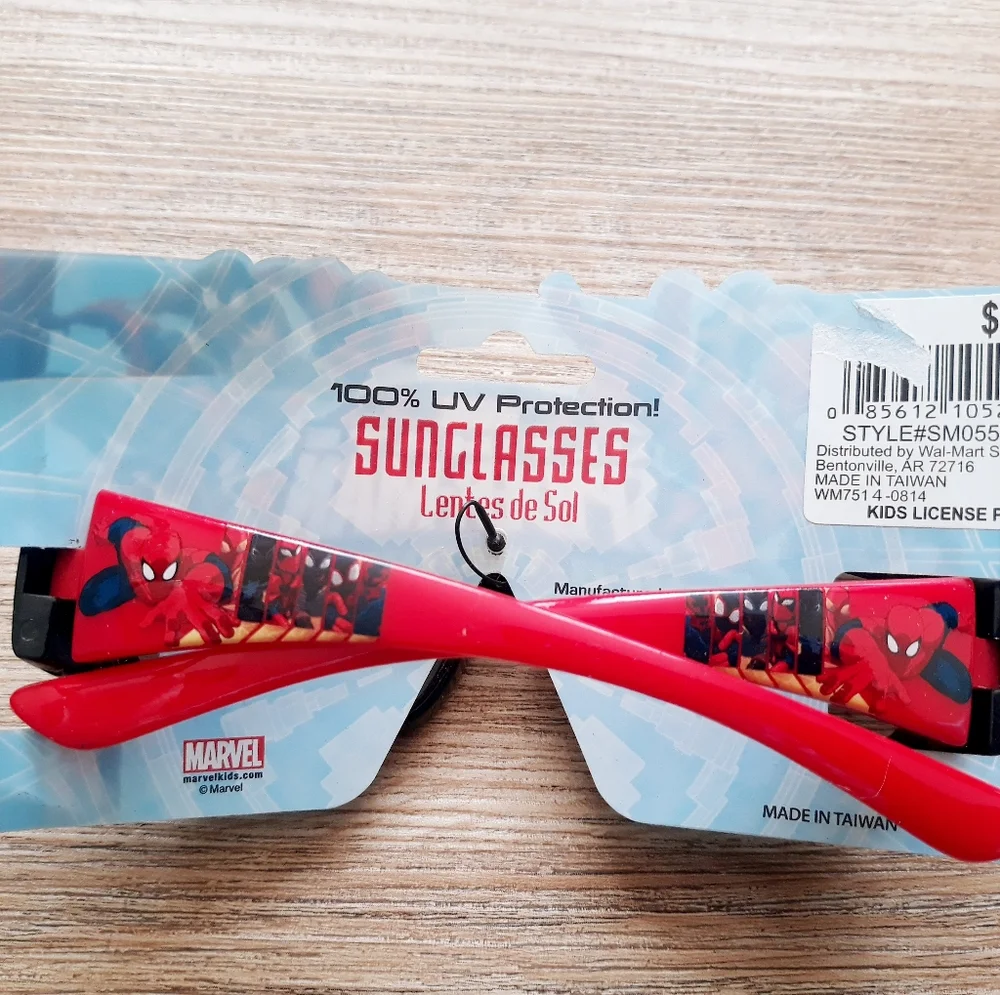 Marvel Ultimate Spider-Man Web Warrior Kids Sunglasses + Red Fidget Spinner